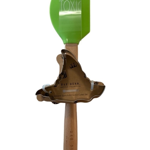 Rae Dunn Spatula “Toxic” & Witches Hat Cookie Cutter Set - NWT - Picture 1 of 4